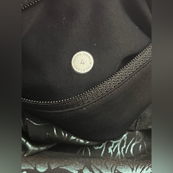 NWOT Lululemon “Speed Up short” 4”, logo Flourish Black iridescent foil, size 4 - Picture 15 of 17